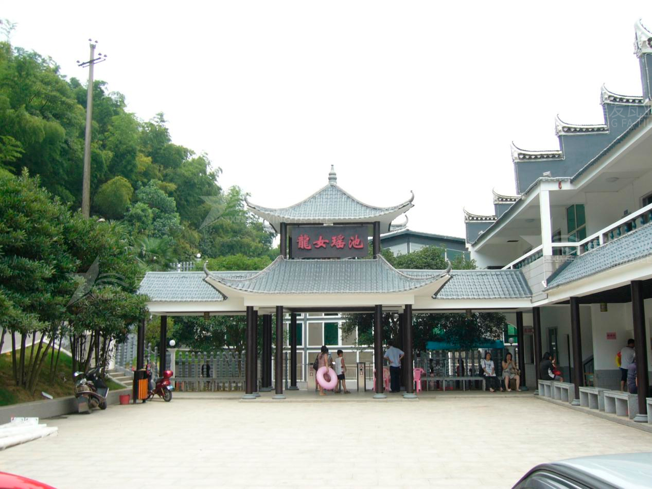 屋頂材料合成樹脂瓦和不銹鋼瓦哪個(gè)好？選擇很重要！